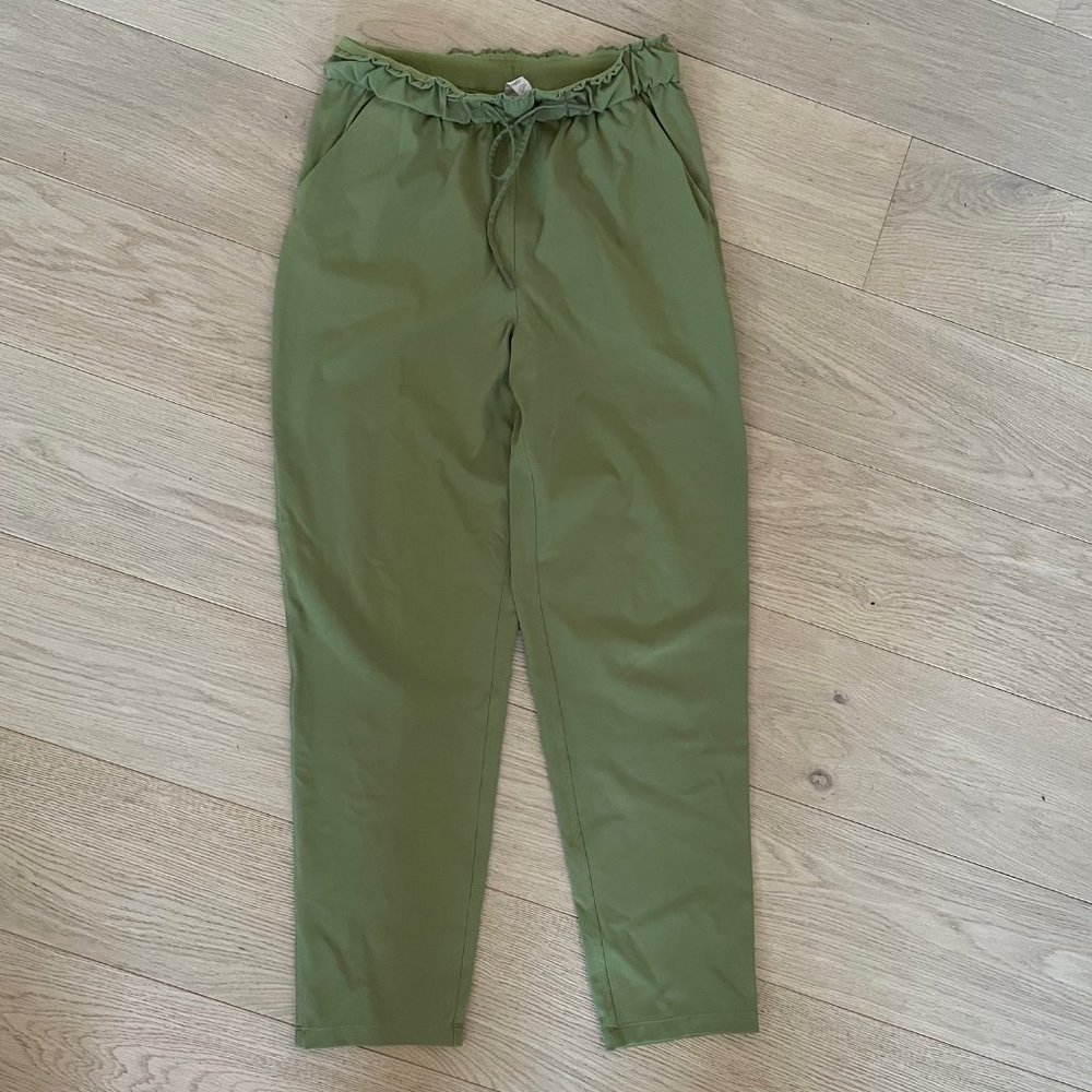 Lululemon Pants in Green, Size 6